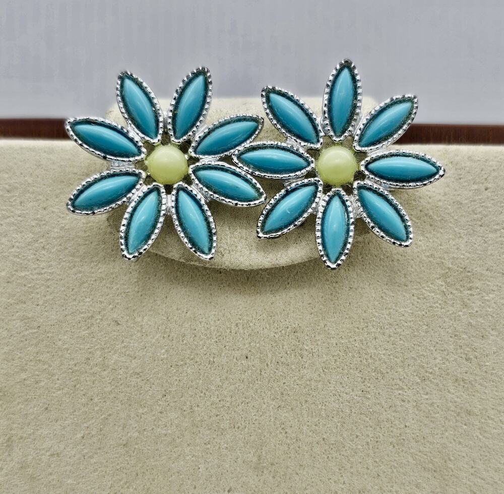 Vintage MCM Sarah Coventry Blue & Green Daisy Time Clip Earrings 1971